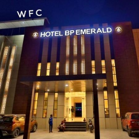 Hotel B P Emerald Mathura Exterior foto