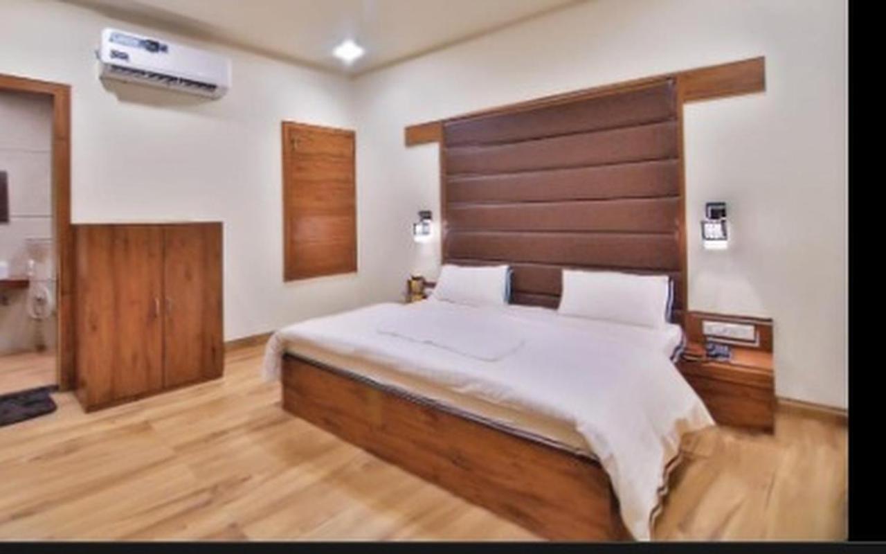 Hotel B P Emerald Mathura Exterior foto