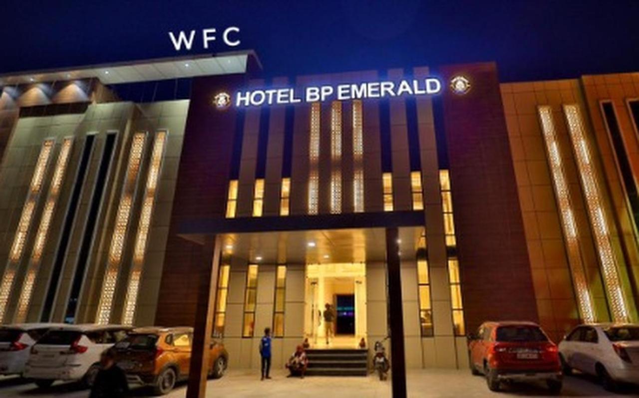 Hotel B P Emerald Mathura Exterior foto