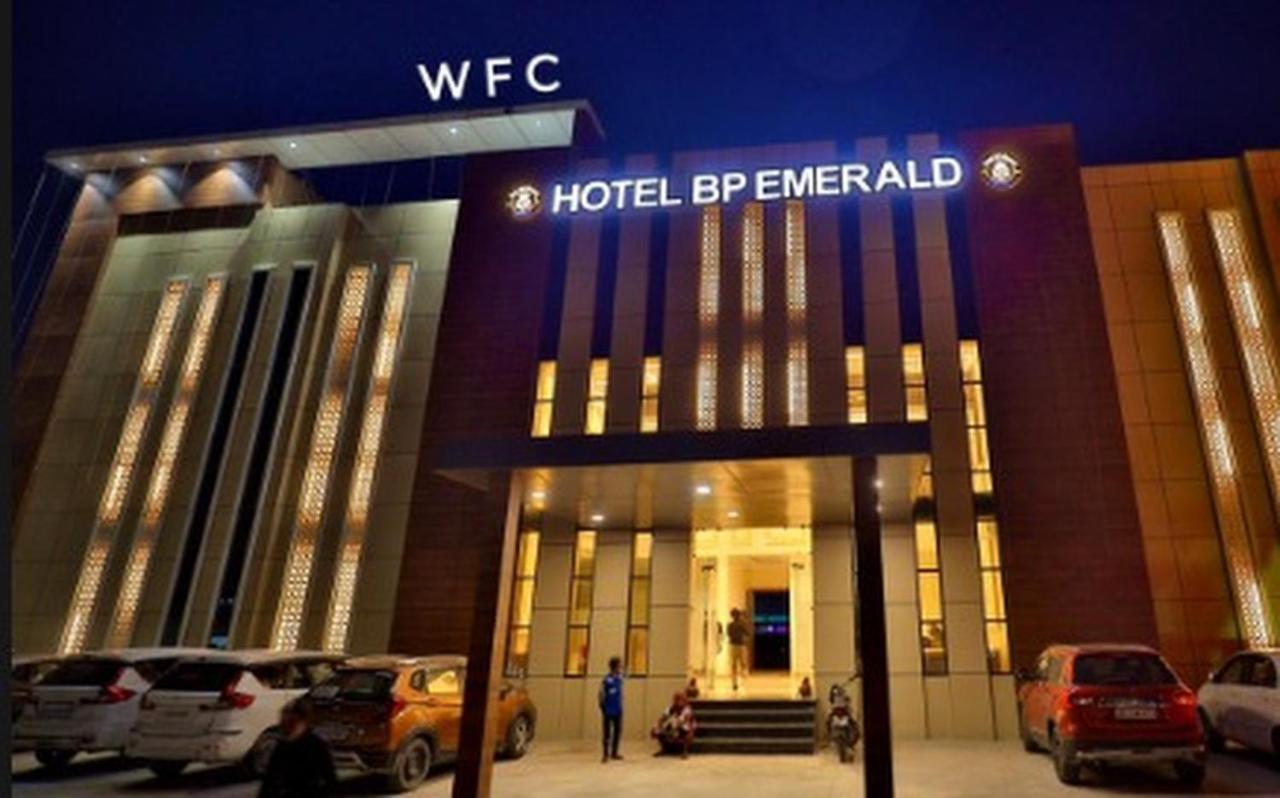 Hotel B P Emerald Mathura Exterior foto